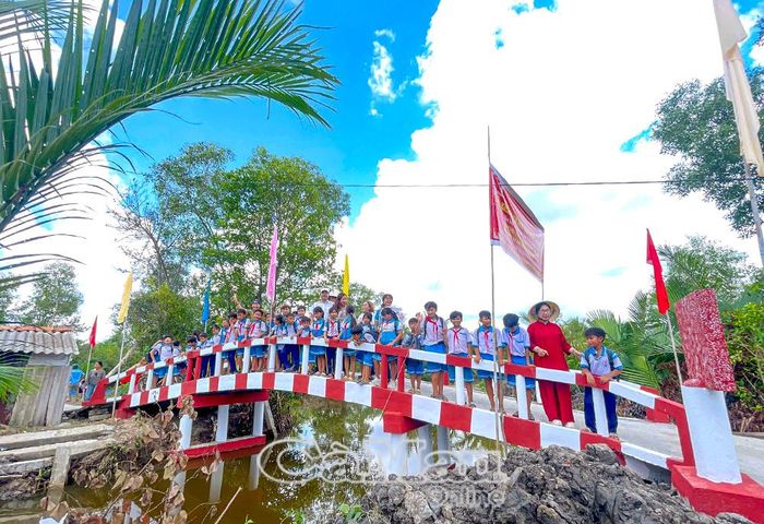 Cầu Ngọc Minh 38, Xã Hồ Thị Kỷ, được khánh thành trước thềm Ðại hội Ðại biểu Hội Chữ thập đỏ tỉnh Cà Mau lần thứ I.