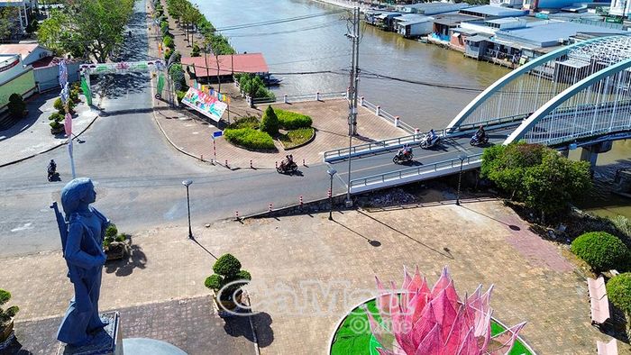 Hệ thống giao thông được đầu tư đồng bộ, tạo động lực mở rộng không gian và phát triển đô thị Đầm Dơi trong thời gian tới.