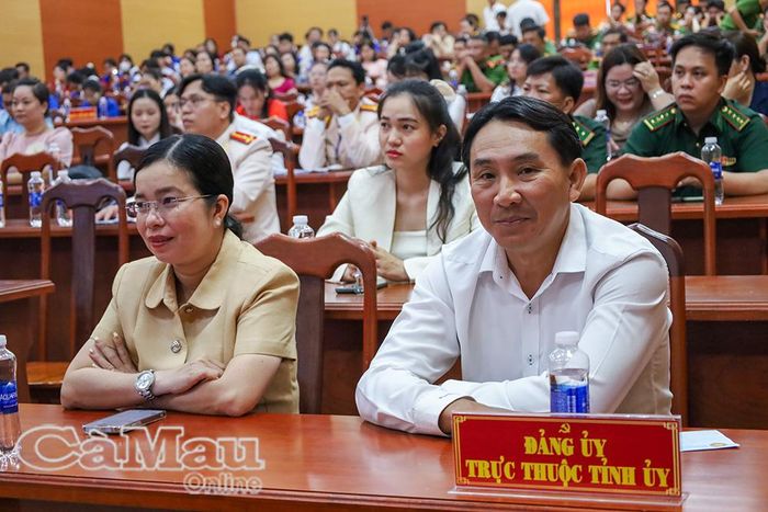  Đông đảo các đồng chí lãnh đạo cơ quan, đơn vị, xã, phường trong tỉnh đến theo dỡi, cổ vũ các thí sinh tham gia hội thi.
