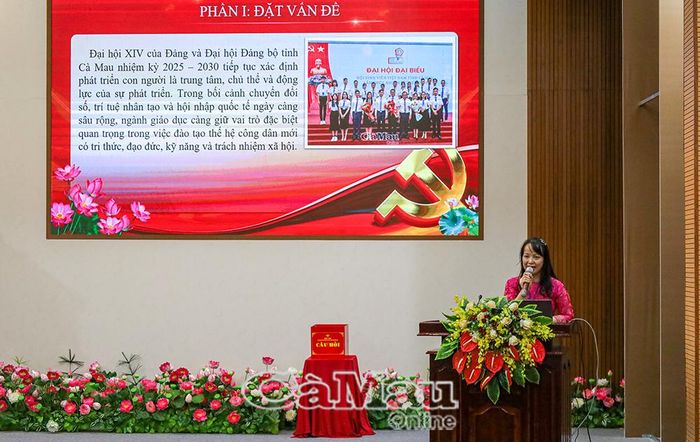 Thí sinh Đoàn Thị Kim Anh (Đảng ủy phường Tân Thành) trong phần thi thuyết trình.