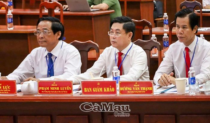  Thành viên Ban Giám khảo theo dõi, đánh giá phần thi của các thí sinh.