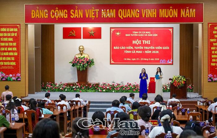  Thí sinh Sử Huỳnh Anh (Đảng ủy UBND tỉnh) trong phần thi bắt thăm, đáp nhanh.