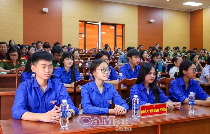 Đoàn viên, thanh niên tham gia cổ vũ, tạo không khí sôi nổi cho hội thi.