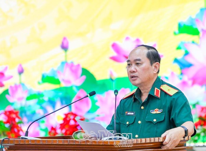 Thiếu tướng Nguyễn Văn Ngành, Ủy viên Ban Thường vụ Tỉnh ủy, Phó Bí thư Đảng ủy Quân sự tỉnh, Chỉ huy trưởng Bộ CHQS tỉnh, điều hành phần tham luận tại hội nghị.