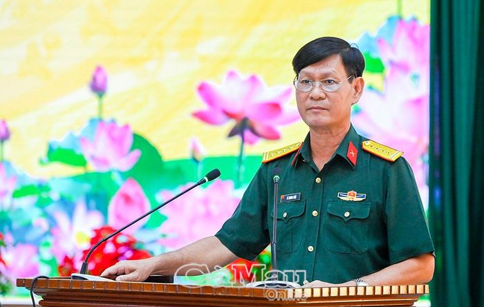 Đại tá Lê Quang Luật, Phó Chính ủy Bộ CHQS tỉnh, báo cáo kết quả lãnh đạo thực hiện nhiệm vụ quân sự, quốc phòng và công tác xây dựng Đảng bộ 6 tháng đầu năm 2026.