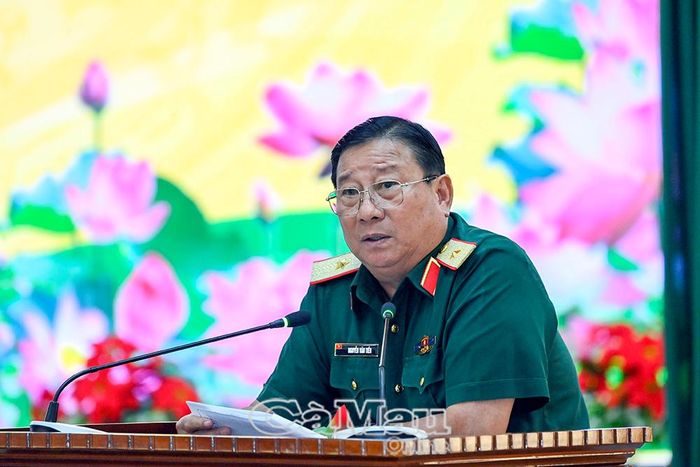 Thiếu tướng Nguyễn Văn Tiền, Phó Tư lệnh Quân khu 9, phát biểu chỉ đạo, ghi nhận và đánh giá cao kết quả lãnh đạo thực hiện nhiệm vụ quân sự, quốc phòng của Đảng ủy Quân sự tỉnh Cà Mau 6 tháng đầu năm 2026.