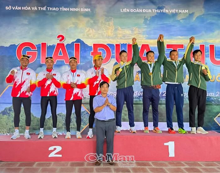 Ban Tổ chức trao Huy chương Bạc nội dung K4 cự ly 500 m cho đội Cà Mau gồm các vận động viên Phan Văn Lộc, Lý Văn Nhân, Phạm Minh Thiện và Trương Minh Thiện.