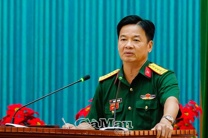  Đại tá Nguyễn Minh Quí, Phó Chỉ huy trưởng, Tham mưu trưởng Bộ CHQS tỉnh Cà Mau, trao đổi tại hội nghị.