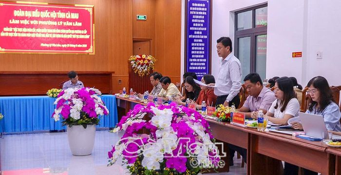 Phó Giám đốc Sở Tài chính Trần Công Khanh trao đổi về tình hình bố trí và giải ngân nguồn vốn đầu tư công cho các công trình, dự án trên địa bàn.