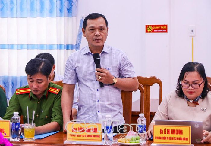 Phó Chủ tịch UBND Phường Lý Văn Lâm Đặng Văn Nam, thông tin kết quả thực hiện mô hình chính quyền địa phương 2 cấp và nêu các kiến nghị, đề xuất của địa phương.