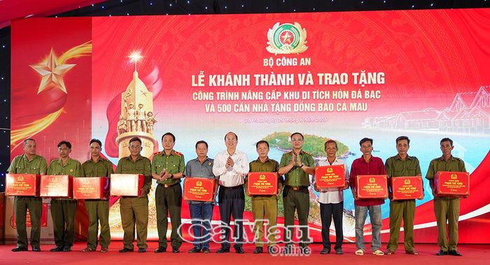 Thượng tướng Phạm Thế Tùng (thứ năm từ phải sang), đồng chí Nguyễn Hồ Hải (giữa) và Thiếu tướng Hồ Việt Triều (thứ năm từ trái sang) trao quà cho gia đình chính sách, người có công với cách mạng và hộ dân khó khăn.