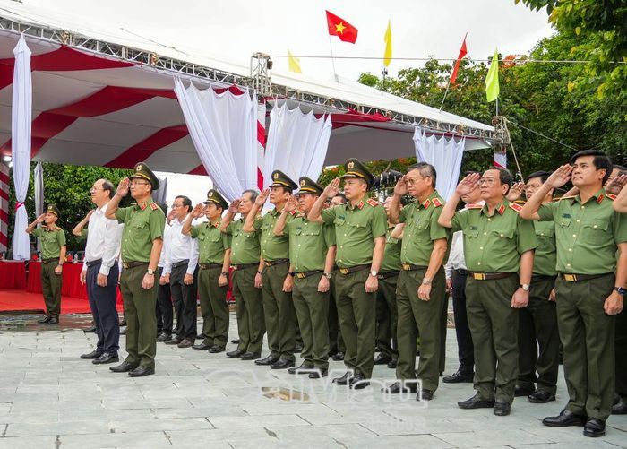 Thượng tướng Phạm Thế Tùng, Thứ trưởng Bộ Công an; Bí thư Tỉnh ủy Cà Mau Nguyễn Hồ Hải cùng các đại biểu dâng hoa tại Tượng đài Bảo vệ An ninh Tổ quốc trong Khu di tích Hòn Đá Bạc.