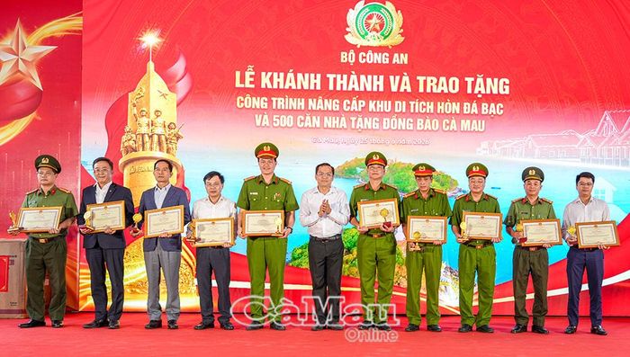 Đồng chí Ngô Vũ Thăng, Phó Chủ tịch UBND tỉnh Cà Mau trao Bằng khen của Chủ tịch UBND tỉnh cho các cá nhân có thành tích đóng góp vào việc xây dựng công trình nâng cấp Khu di tích Hòn Đá Bạc.