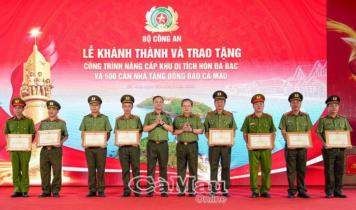  Lãnh đạo Bộ Công an trao Bằng khen cho các các nhân có thành tích xuất sắc trong Dự án xây dựng công trình nâng cấp Khu di tích Hòn Đá Bạc.