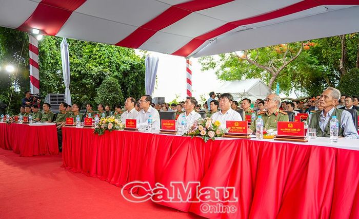  Đại biểu tham dự Lễ khánh thành và trao tặng công trình nâng cấp Khu di tích Hòn Đá Bạc cùng 500 căn nhà cho đồng bào có hoàn cảnh khó khăn.