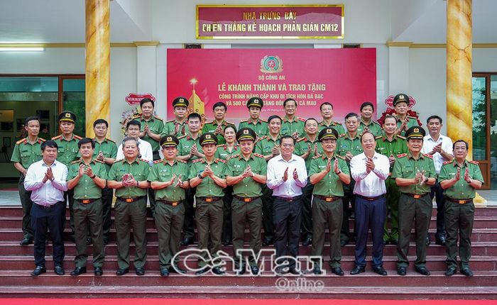 Các đại biểu chụp ảnh lưu niệm tại Khu di tích Hòn Đá Bạc sau lễ khánh thành.