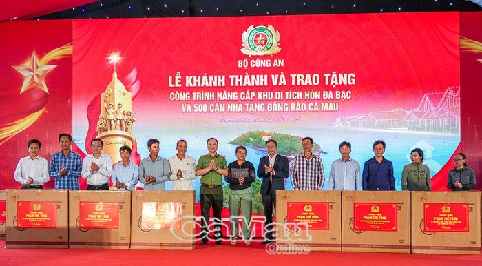 Lãnh đạo Bộ Công an và UBND tỉnh Cà Mau trao xe lăn cho người khuyết tật.