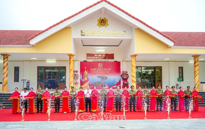 Các đồng chí lãnh đạo Bộ Công an và tỉnh Cà Mau thực hiện nghi thức cắt băng khánh thành công trình nâng cấp Khu di tích Hòn Đá Bạc.