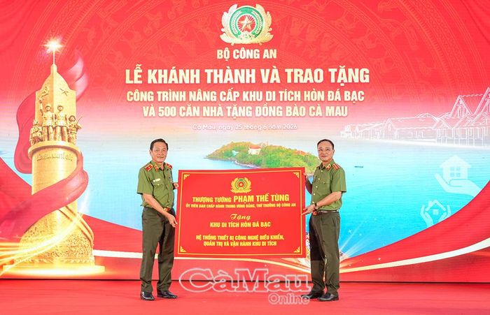 Thượng tướng Phạm Thế Tùng trao thiết bị công nghệ điều khiển, quản trị và vận hành Khu di tích Hòn Đá Bạc cho Công an tỉnh Cà Mau; Thiếu tướng Hồ Việt Triều, Ủy viên Ban Thường vụ Tỉnh ủy, Giám đốc Công an tỉnh Cà Mau tiếp nhận.