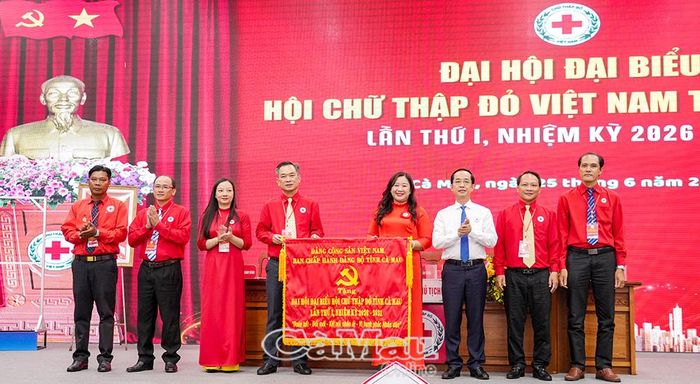  Đồng chí Hồ Thanh Thủy, Phó Bí thư Tỉnh ủy, Chủ tịch Ủy ban MTTQ Việt Nam tỉnh Cà Mau, tặng Đại hội bức trướng với dòng chữ: “Đoàn kết - Đổi mới - Kết nối nhân ái - Vì hạnh phúc Nhân dân”.