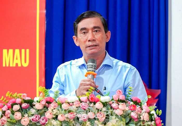 Tiến sĩ Lê Hoàng Dự, Phó Giám đốc Sở GD&amp;ĐT tỉnh phát biểu tại hội nghị, khẳng định ngành giáo dục sẽ phối hợp chặt chẽ với các đơn vị liên quan để bảo đảm hoạt động ổn định, hiệu quả của hai cơ sở giáo dục sau khi tiếp nhận. Ảnh: TRÚC LINH.