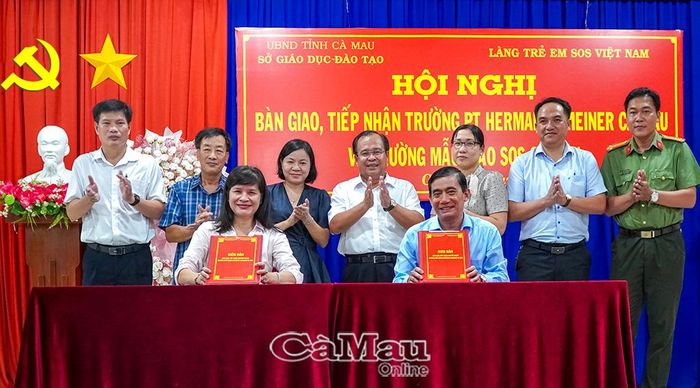  Dưới sự chứng kiến của lãnh đạo UBND tỉnh Cà Mau, đại diện Làng trẻ em SOS Việt Nam và Sở GD&amp;ĐT tỉnh thực hiện nghi thức ký kết bàn giao, tiếp nhận Trường Phổ thông Hermann Gmeiner Cà Mau và Trường Mầm non SOS Cà Mau. Ảnh: TRÚC LINH