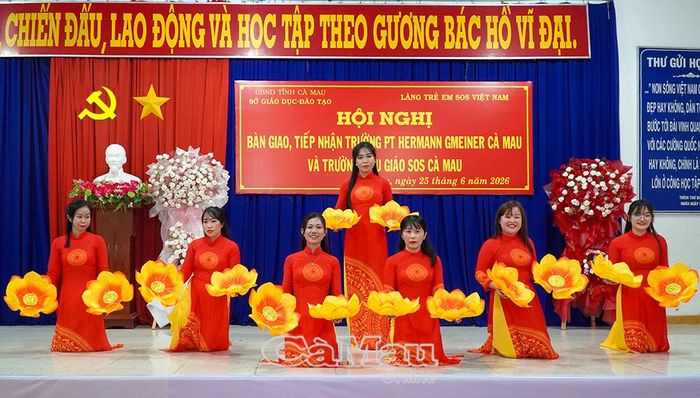 Tiết mục văn nghệ do các giáo viên Trường Mầm non SOS Cà Mau biểu diễn, góp phần tạo không khí trang trọng, ấm áp tại hội nghị. Ảnh: TRÚC LINH