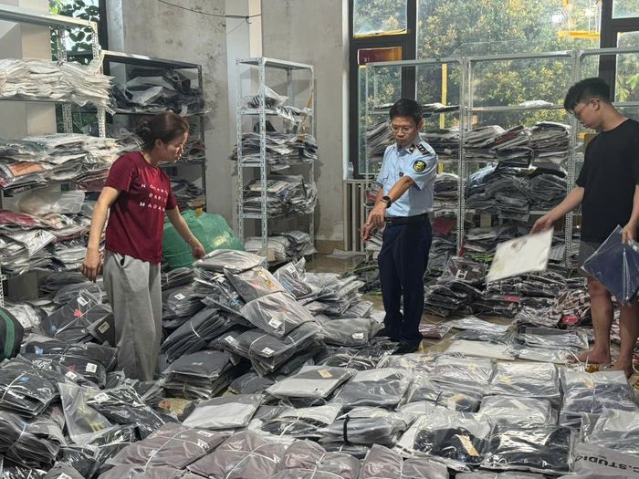 Lực lượng chức năng kiểm tra kho hàng hóa vi phạm