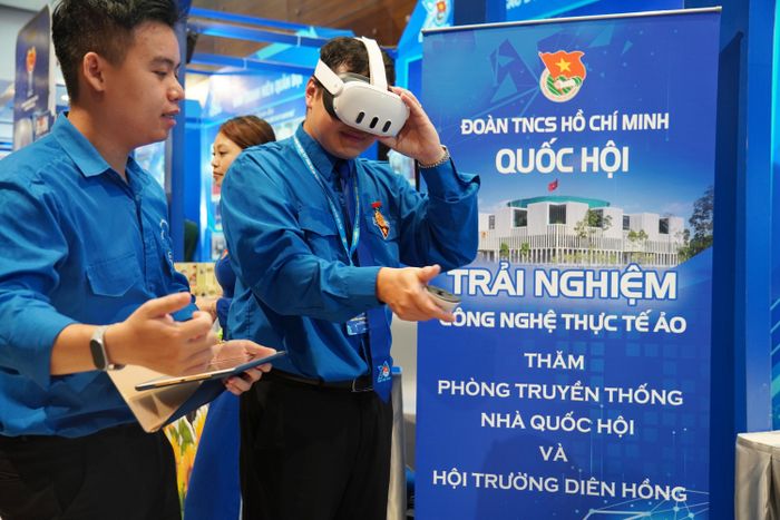 Các đại biểu trải nghiệm công nghệ thực tế ảo tại gian hàng. Ảnh: Trọng Nghĩa