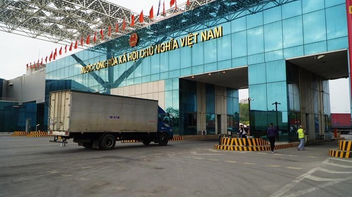 Xe chở hàng thông quan qua Cửa khẩu quốc tế Móng Cái. Ảnh: ST