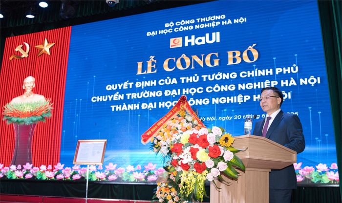 đồng chí Lê Mạnh Hùng - Ủy viên Ban Chấp hành Trung ương Đảng, Bộ trưởng Bộ Công Thương chúc mừng tập thể lãnh đạo, cán bộ, giảng viên, người lao động, học viên và sinh viên Đại học Công nghiệp Hà Nội 
