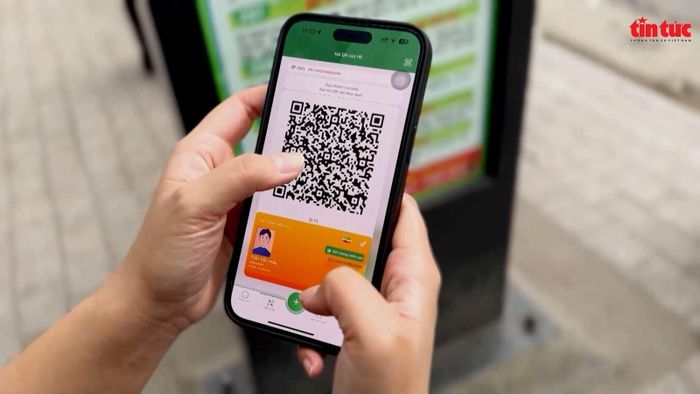 Hành khách sử dụng thẻ điện tử hoặc mã QR khi đi xe buýt. (Ảnh: suckhoedoisong.vn),