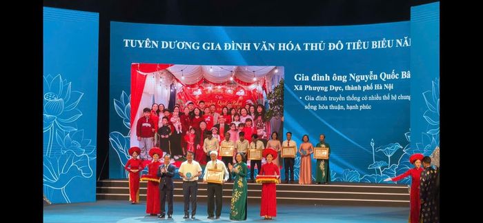 Gia đình Ông: Nguyễn Quốc Bân, xã Phượng Dực thành phố Hà Nội là gia đình truyền thống có nhiều thế hệ chung sống hòa thuận, hạnh phúc.