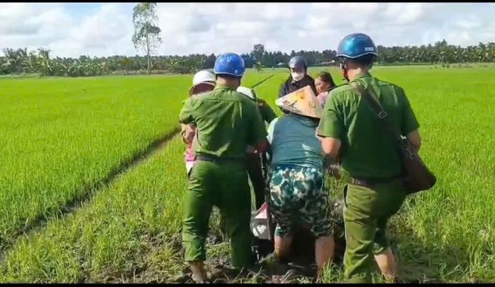 Công an khống chế các đối tượng. Ảnh: Công an tỉnh Vĩnh Long.