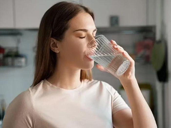 Các chuyên gia khuyến cáo không nên đợi đến khi khát mới uống nước. Ảnh minh họa. 