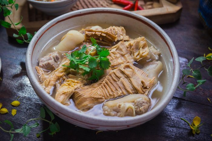 Canh măng khi nấu xong có màu sáng. Ảnh minh họa.