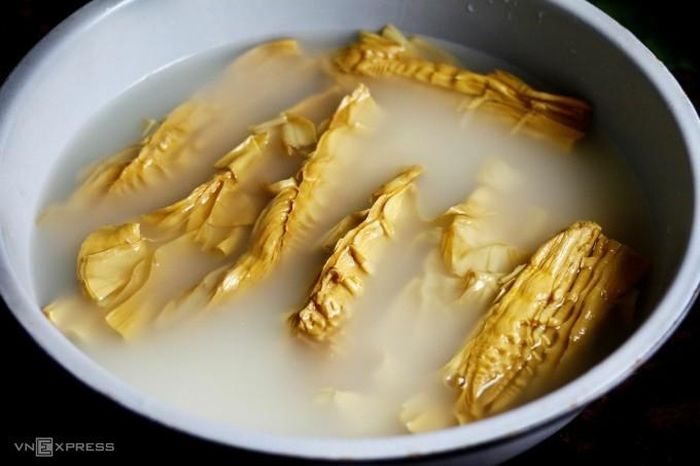 Nước vo gạo – “bí quyết” giúp măng mềm nhanh, trắng đẹp. Ảnh minh họa.