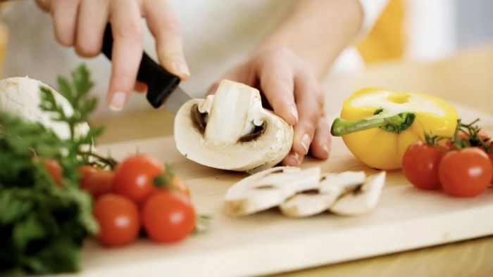 Sơ chế nguyên liệu từ trước cũng là cách để bạn tiết kiệm thời gian khi nấu ăn. Ảnh minh họa