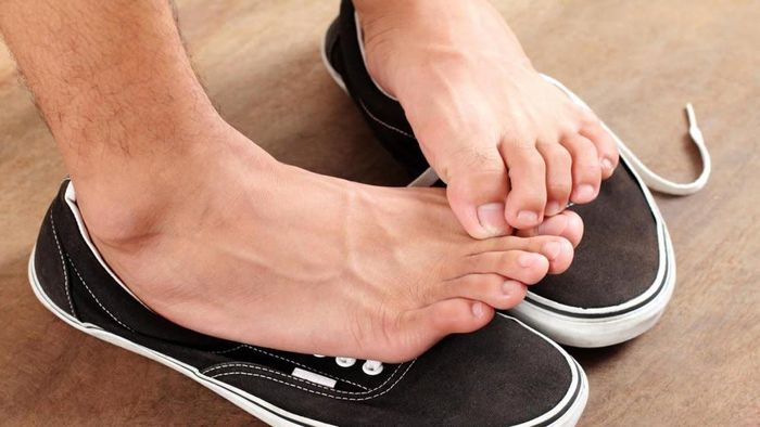 Mùi hôi chân có thể khiến bạn mất tự tin khi giao tiếp