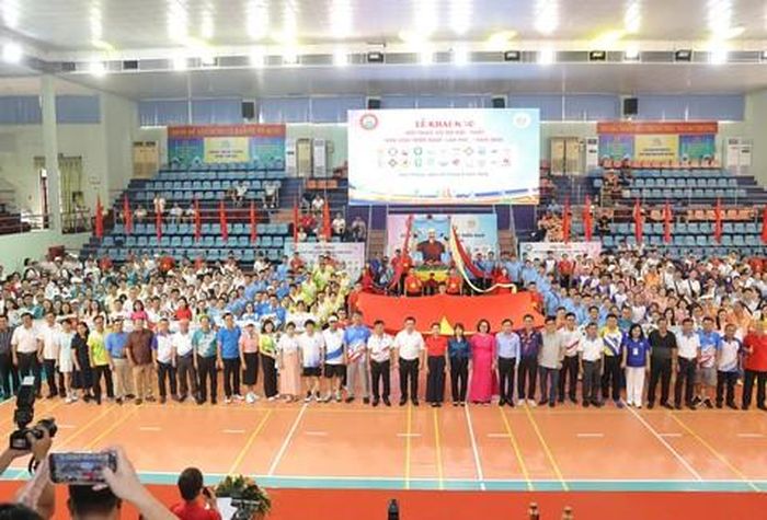 Các đại biểu khách mời, Ban tổ chức và các vận động viên chụp hình lưu niệm tại buổi lễ khai mạc