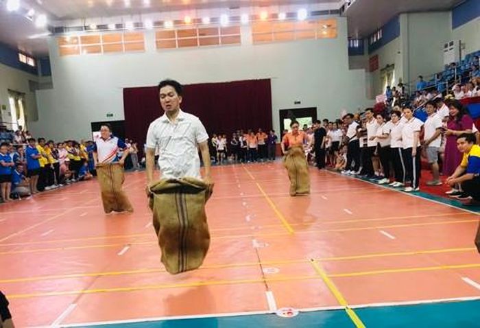 Các vận động viên tranh tài môn thi nhảy bao bố