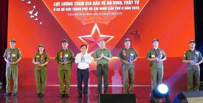Phó Giám đốc Công an TPHCM trao kỷ niệm chương cho 6 cụm thi đua xuất sắc vượt qua vòng loại cấp cơ sở