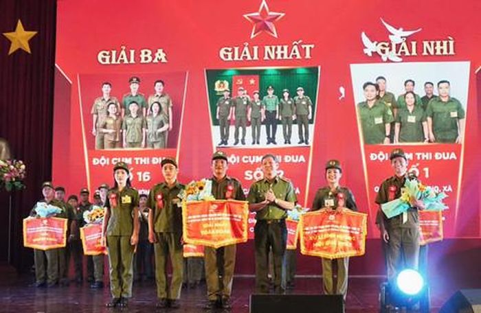 Thiếu tướng Tạ Văn Đẹp trao giải cho tập thể có thành tích thi đấu toàn diện, xuất sắc nhất