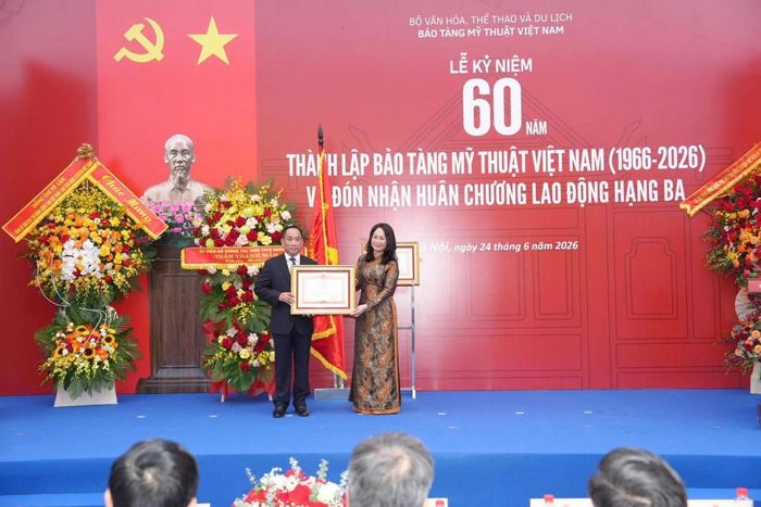 Thừa ủy quyền của Thủ tướng Chính phủ, Bộ trưởng Bộ Văn hóa, Thể thao và Du lịch Lâm Thị Phương Thanh trao Bằng khen của Thủ tướng Chính phủ cho ông Nguyễn Anh Minh, Giám đốc Bảo tàng Mỹ thuật Việt Nam.