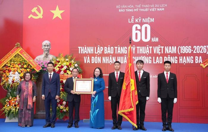 Thay mặt lãnh đạo Đảng, Nhà nước, Phó Chủ tịch nước Cộng hòa xã hội chủ nghĩa Việt Nam Võ Thị Ánh Xuân trao Huân chương Lao động hạng Ba cho Bảo tàng Mỹ thuật Việt Nam.