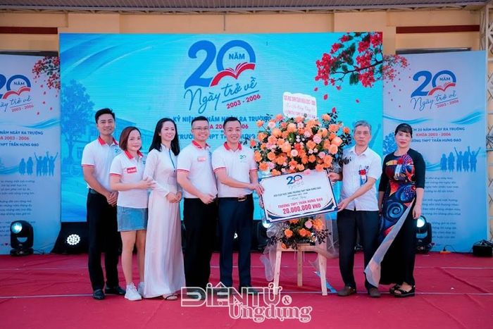 Cựu học sinh niên khóa 2003 - 2006 trao tặng nhà trường 20 triệu đồng trong lễ hội khóa 20 năm Trường THPT Trần Hưng Đạo Hưng Yên (Thầy Lê Anh Quân thứ 2 từ phải sang, ban Tạ Văn Tú thứ 3 từ phải sang).