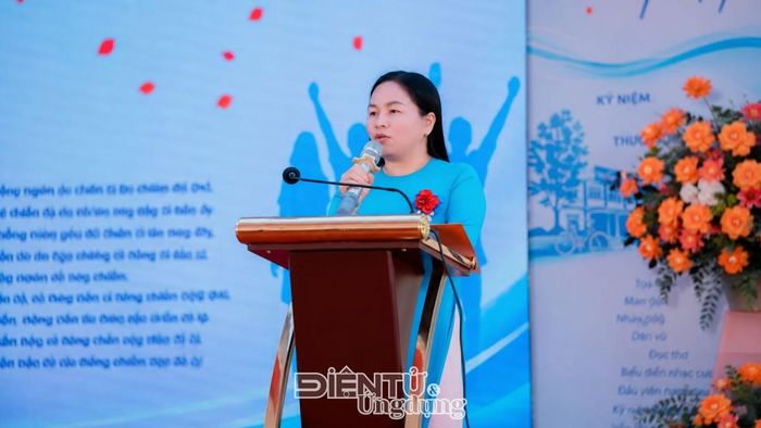 Cô Phan Thị Bích Hằng, đại diện các thầy giáo, cô giáo nhà trường, phát biểu cảm tưởng trong ngày hội khóa 20 năm niên khóa 2003 - 2006 Trường THPT Trần Hưng Đạo Hưng Yên.