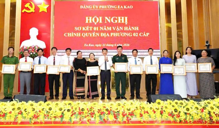  Lãnh đạo phường Ea Kao khen thưởng các tập thể, cá nhân tiêu biểu.