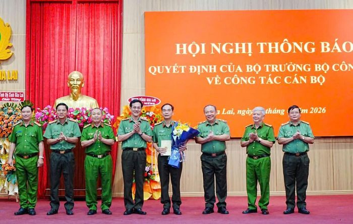  Lãnh đạo Công an tỉnh Gia Lai tặng hoa chúc mừng Đại tá Phạm Hữu Trường. 