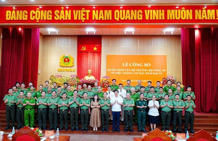 Đại biểu chụp ảnh lưu niệm.